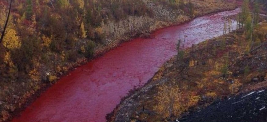 Rio se transforma em sangue